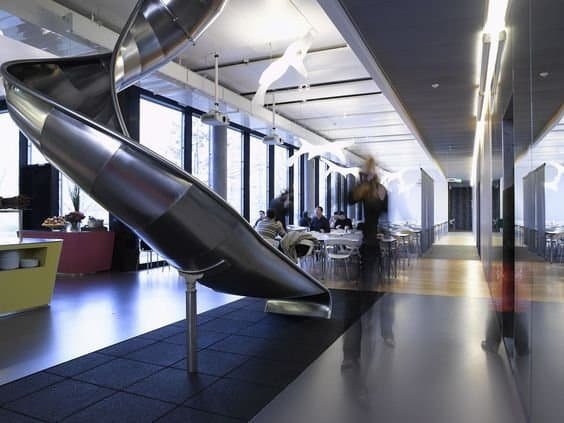 Un toboggan métallique dans les locaux de Google Zurich