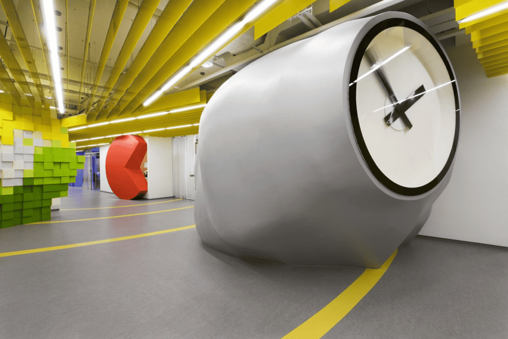 Bureau original avec horloge géante