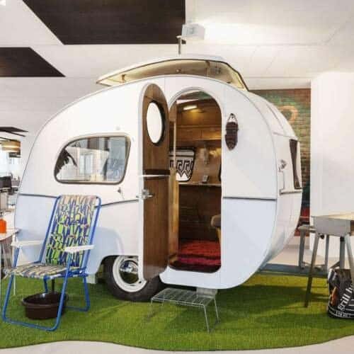 Un bureau en forme de mobil-homme dans les locaux de Google aux Pays-Bas