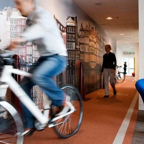 Une piste cyclable à l'intérieur des bureaux Google aux Pays-Bas