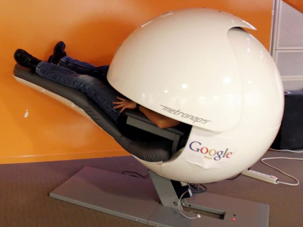 Un appareil Google permettant de faire la sieste à l'abri dans les locaux
