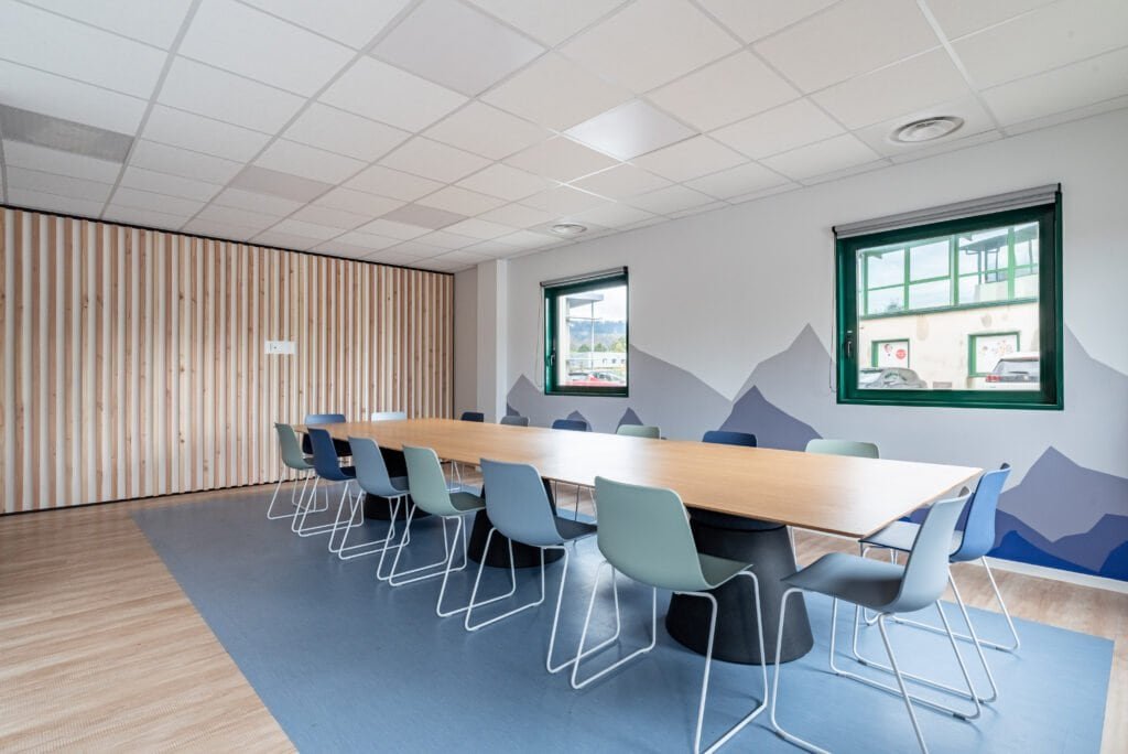 Grande salle de réunion de l'entreprise QMT