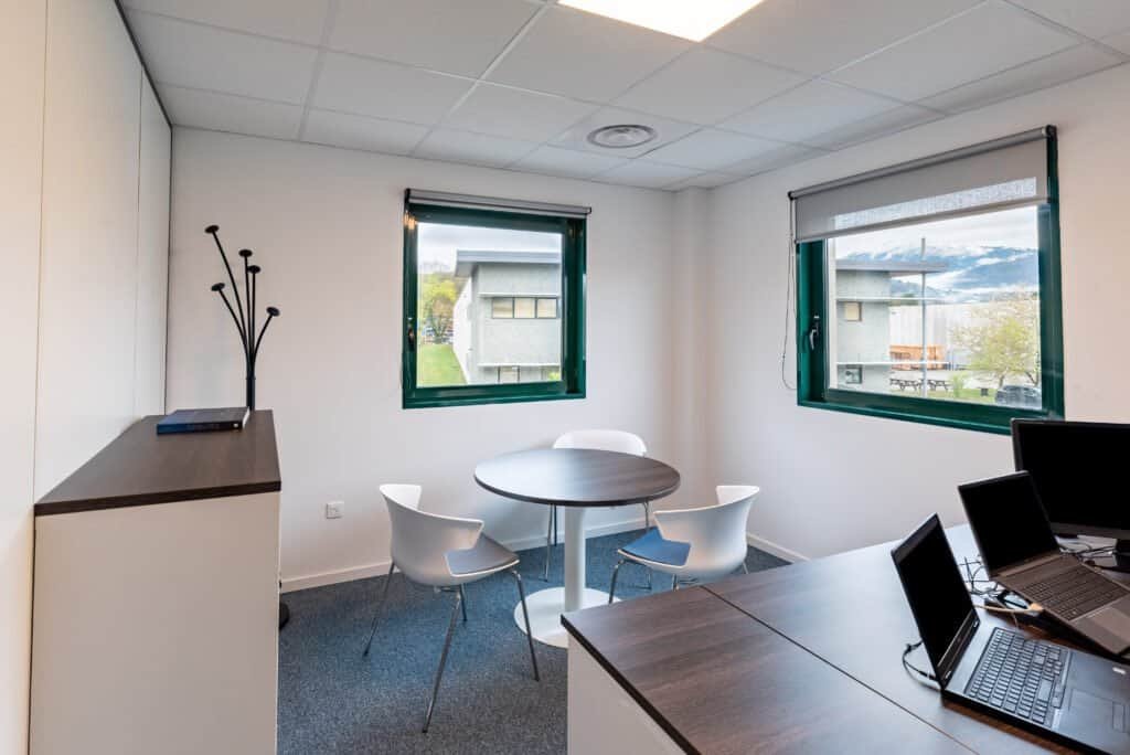 Petite salle de réunion de l'entreprise QMT