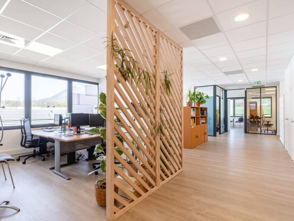 Bureau ouvert avec Claustra dans l'entreprise Éditions Tissot