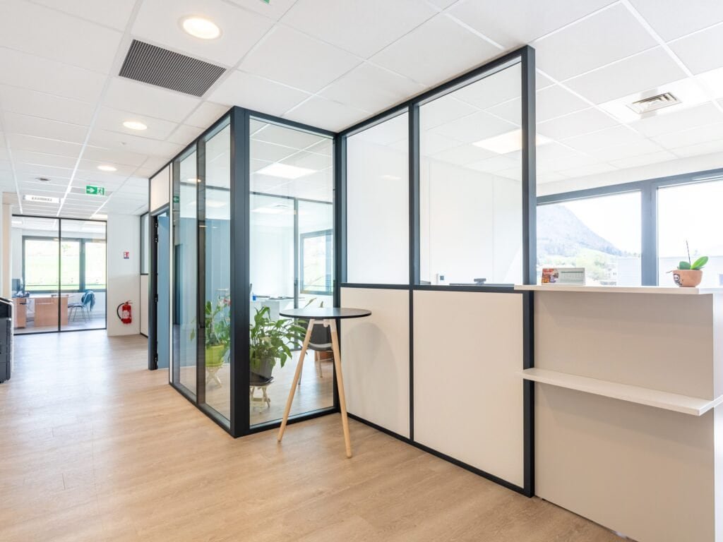 Étage avec grandes vitres de l'entreprise Édition Tissot